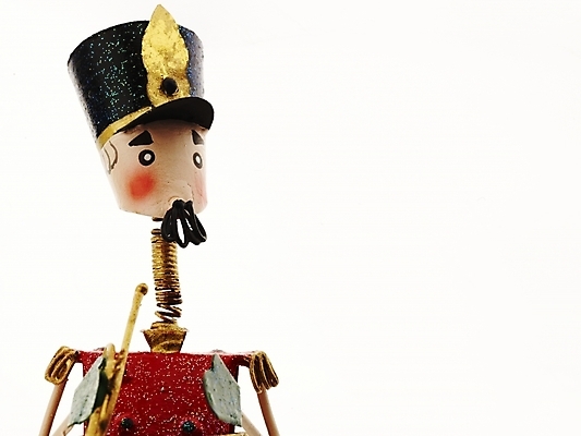 포토 JPG 스튜디오촬영 악기 인형 실내 누끼 사람없음 장식 가로 빨간색 장난감 피규어 금색 나팔 오브젝트 병정 군악대 국내포토 음악 컬러 내부 미니어처 파일형식