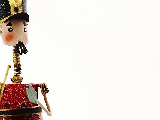 포토 JPG 스튜디오촬영 악기 인형 실내 누끼 사람없음 장식 가로 빨간색 장난감 피규어 금색 나팔 오브젝트 병정 군악대 국내포토 음악 컬러 내부 미니어처 파일형식