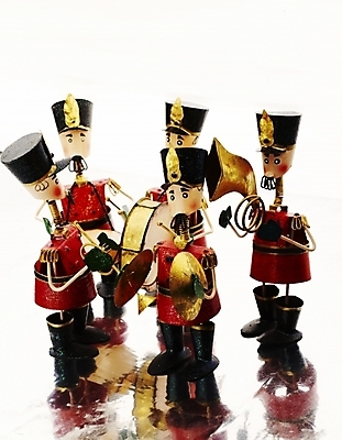 포토 JPG 스튜디오촬영 악기 인형 타악기 실내 사람없음 장식 빨간색 세로 장난감 피규어 금색 나팔 북 오브젝트 병정 심벌즈 군악대 국내포토 음악 컬러 내부 미니어처 파일형식