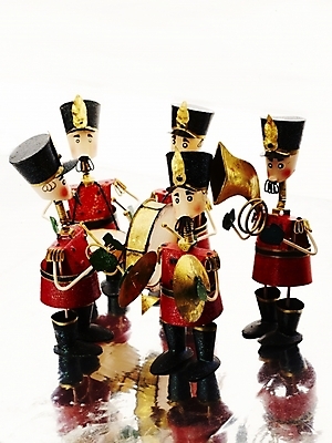 포토 JPG 스튜디오촬영 악기 인형 타악기 실내 사람없음 장식 빨간색 세로 장난감 피규어 금색 나팔 북 오브젝트 병정 심벌즈 군악대 국내포토 음악 컬러 내부 미니어처 파일형식