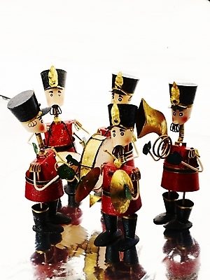 포토 JPG 스튜디오촬영 악기 인형 타악기 실내 사람없음 장식 빨간색 세로 장난감 금색 나팔 북 오브젝트 병정 심벌즈 군악대 국내포토 음악 컬러 내부 파일형식