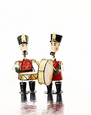 포토 JPG 스튜디오촬영 악기 인형 타악기 실내 누끼 사람없음 장식 빨간색 세로 장난감 피규어 금색 북 오브젝트 병정 군악대 국내포토 음악 컬러 내부 미니어처 파일형식