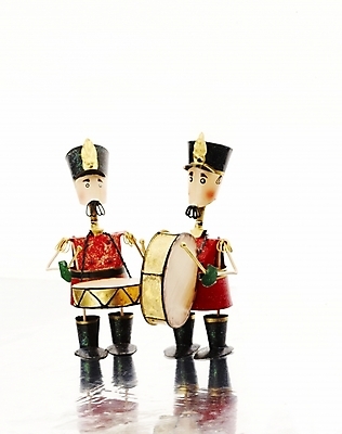 포토 JPG 스튜디오촬영 악기 인형 타악기 실내 누끼 사람없음 장식 빨간색 세로 장난감 금색 북 오브젝트 병정 군악대 국내포토 음악 컬러 내부 파일형식