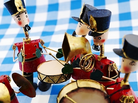 포토 JPG 스튜디오촬영 악기 인형 타악기 실내 사람없음 장식 가로 빨간색 파란색 장난감 피규어 금색 식탁보 나팔 북 오브젝트 병정 심벌즈 군악대 국내포토 음악 컬러 내부 미니어처 파일형식