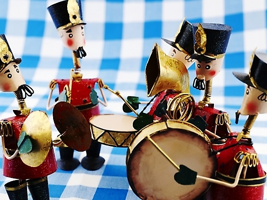 포토 JPG 스튜디오촬영 악기 인형 타악기 실내 사람없음 장식 가로 빨간색 파란색 장난감 피규어 금색 식탁보 나팔 북 오브젝트 병정 심벌즈 군악대 국내포토 음악 컬러 내부 미니어처 파일형식