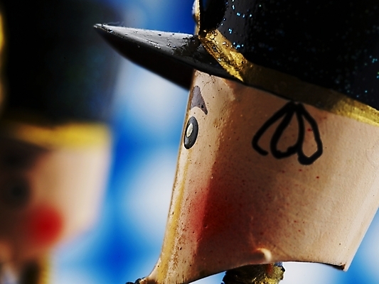 포토 JPG 스튜디오촬영 인형 실내 근접촬영 사람없음 장식 가로 빨간색 파란색 장난감 피규어 금색 식탁보 오브젝트 병정 군악대 국내포토 뷰포인트 컬러 내부 미니어처 파일형식