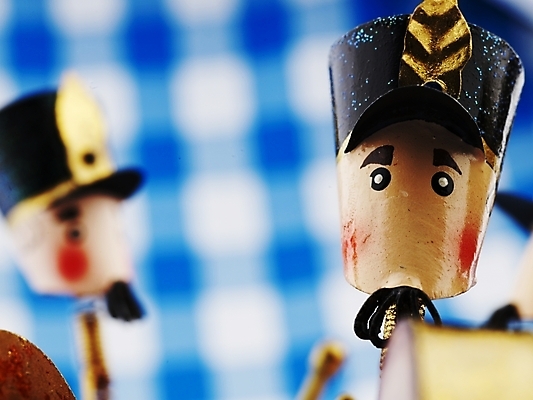 포토 JPG 스튜디오촬영 악기 인형 실내 근접촬영 사람없음 장식 가로 파란색 장난감 금색 식탁보 오브젝트 병정 군악대 국내포토 음악 뷰포인트 컬러 내부 파일형식