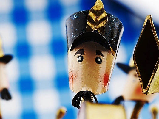 포토 JPG 스튜디오촬영 악기 인형 실내 근접촬영 사람없음 장식 가로 빨간색 파란색 장난감 피규어 금색 식탁보 오브젝트 병정 군악대 국내포토 음악 뷰포인트 컬러 내부 미니어처 파일형식