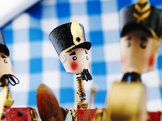 포토 JPG 스튜디오촬영 악기 인형 실내 근접촬영 사람없음 장식 가로 빨간색 파란색 장난감 피규어 금색 식탁보 오브젝트 병정 군악대 국내포토 음악 뷰포인트 컬러 내부 미니어처 파일형식