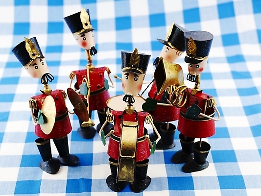 포토 JPG 스튜디오촬영 악기 인형 타악기 실내 사람없음 장식 가로 파란색 장난감 금색 식탁보 나팔 북 오브젝트 병정 심벌즈 군악대 국내포토 음악 컬러 내부 파일형식