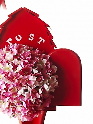 포토 JPG 스튜디오촬영 문자 기호 알파벳 영어 꽃 실내 근접촬영 사람없음 장식 빨간색 세로 장미 우체통 오브젝트 국내포토 식물 뷰포인트 컬러 내부 파일형식