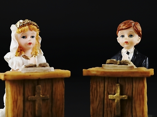 포토 JPG 스튜디오촬영 부부 커플 기독교 종교 신부 인형 신랑 십자가 실내 사람없음 장식 가로 오브젝트 국내포토 결혼 관계 내부 파일형식