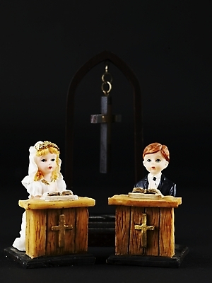 포토 JPG 스튜디오촬영 부부 커플 기독교 종교 신부 인형 신랑 십자가 실내 사람없음 장식 세로 오브젝트 국내포토 결혼 관계 내부 파일형식