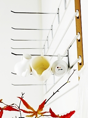 포토 JPG 스튜디오촬영 식물 벽 생활용품 단풍 실내 사람없음 컵 세로 전시 흰색 나뭇가지 크리머 우유피쳐 컵홀더 국내포토 나무 식기 컬러 잎 내부 오브젝트 피쳐 홀더 파일형식