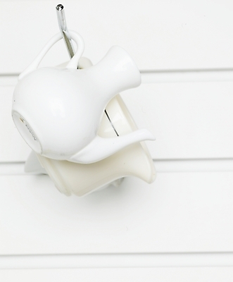 포토 JPG 스튜디오촬영 벽 생활용품 실내 사람없음 세로 전시 흰색 크리머 우유피쳐 컵홀더 국내포토 컬러 내부 오브젝트 피쳐 홀더 파일형식