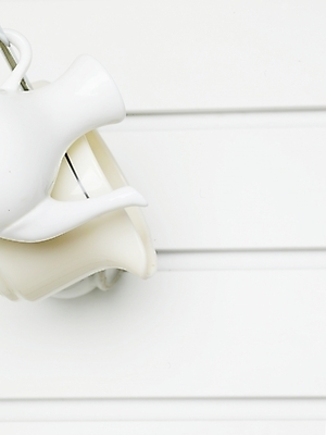 포토 JPG 스튜디오촬영 벽 생활용품 실내 사람없음 세로 전시 흰색 크리머 우유피쳐 컵홀더 국내포토 컬러 내부 오브젝트 피쳐 홀더 파일형식