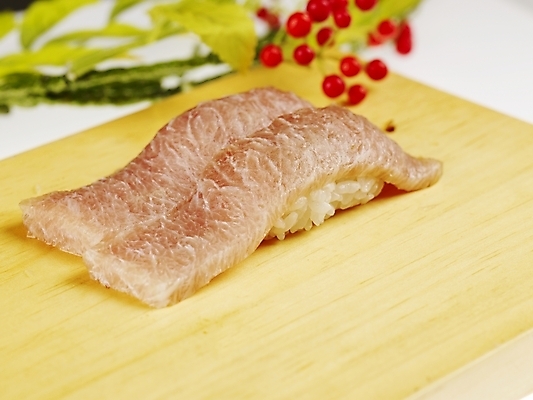 포토 JPG 스튜디오촬영 열매 음식 도마 실내 사람없음 아웃포커스 초밥 나뭇가지 생선초밥 가맛살 일본음식 국내포토 나무 식물 주방용품 촬영기법 내부 파일형식