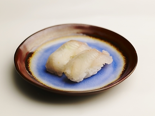 포토 JPG 스튜디오촬영 접시 음식 실내 사람없음 초밥 흰배경 생선초밥 놀래미 놀래미초밥 일본음식 국내포토 식기 백그라운드 어류 내부 흰색 파일형식