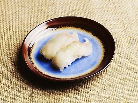 포토 JPG 스튜디오촬영 접시 음식 실내 사람없음 초밥 생선초밥 놀래미 놀래미초밥 일본음식 갈색배경 국내포토 식기 백그라운드 어류 내부 갈색 파일형식