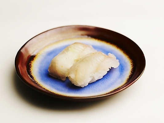 포토 JPG 스튜디오촬영 접시 실내 사람없음 초밥 흰배경 생선초밥 놀래미 놀래미초밥 일본음식 국내포토 식기 음식 백그라운드 어류 내부 흰색 파일형식