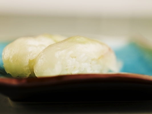 포토 JPG 스튜디오촬영 접시 실내 사람없음 아웃포커스 초밥 생선초밥 놀래미 놀래미초밥 일본음식 국내포토 식기 음식 촬영기법 어류 내부 파일형식