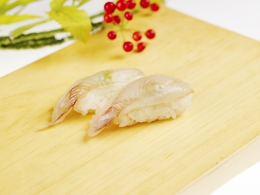 포토 JPG 스튜디오촬영 열매 음식 도마 실내 사람없음 아웃포커스 초밥 생선초밥 나무도마 놀래미 놀래미초밥 일본음식 국내포토 식물 주방용품 촬영기법 어류 내부 목재 파일형식