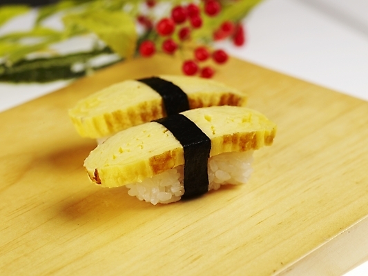 포토 JPG 스튜디오촬영 열매 꽃 음식 도마 실내 근접촬영 사람없음 가로 초밥 계란말이 계란초밥 일본음식 국내포토 식물 뷰포인트 주방용품 내부 계란요리 파일형식