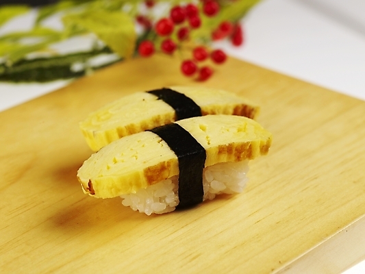 포토 JPG 스튜디오촬영 열매 꽃 음식 도마 실내 사람없음 가로 초밥 계란말이 계란초밥 일본음식 국내포토 식물 주방용품 내부 계란요리 파일형식