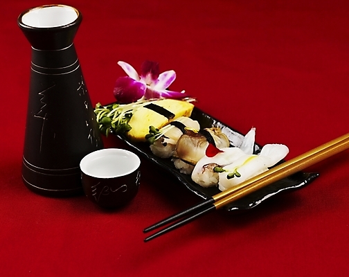 포토 JPG 스튜디오촬영 접시 음식 술잔 젓가락 술병 실내 사람없음 가로 초밥 무순 모듬초밥 계란말이 피조개 일본음식 국내포토 식기 병_용기 조개 잔 주류 수저 내부 계란요리 모듬 새싹채소 파일형식