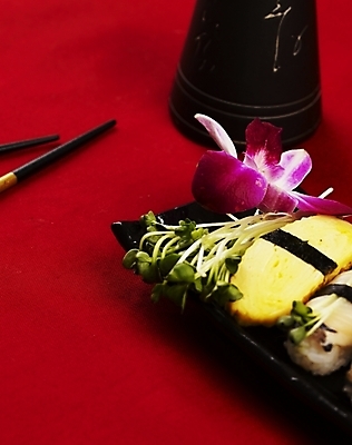 포토 JPG 스튜디오촬영 꽃 음식 젓가락 술병 실내 사람없음 장식 세로 초밥 무순 계란말이 피조개 일본음식 국내포토 식물 병_용기 조개 주류 수저 내부 계란요리 새싹채소 파일형식