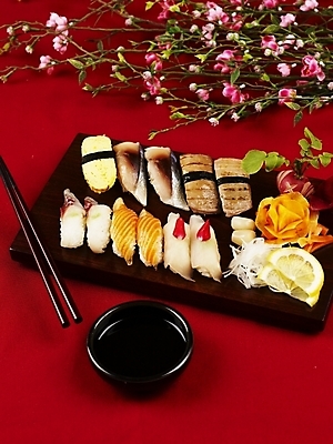 포토 JPG 스튜디오촬영 꽃 음식 젓가락 실내 사람없음 장식 세로 하이앵글 초밥 생선초밥 연어 고등어 모듬초밥 계란말이 다다끼 민어 아께미다다끼 일본음식 국내포토 식물 뷰포인트 수저 어류 내부 계란요리 모듬 파일형식