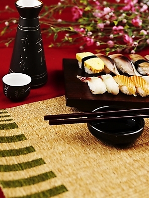 포토 JPG 스튜디오촬영 꽃 음식 술잔 젓가락 술병 실내 근접촬영 사람없음 장식 세로 초밥 생선초밥 연어 고등어 모듬초밥 다다끼 민어 아께미다다끼 일본음식 국내포토 식물 뷰포인트 병_용기 잔 주류 수저 어류 내부 모듬 파일형식