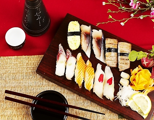 포토 JPG 스튜디오촬영 꽃 음식 술잔 젓가락 술병 실내 사람없음 장식 가로 하이앵글 초밥 레몬 생선초밥 연어 고등어 모듬초밥 다다끼 민어 아께미다다끼 일본음식 국내포토 식물 뷰포인트 과일 병_용기 잔 주류 수저 어류 내부 모듬 파일형식