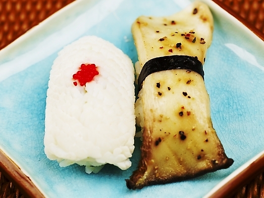 포토 JPG 스튜디오촬영 접시 음식 실내 근접촬영 사람없음 가로 버섯 초밥 오징어 버섯초밥 새송이버섯 오징어초밥 줄무늬오징어 일본음식 국내포토 식기 뷰포인트 연체동물 내부 수중동물 파일형식