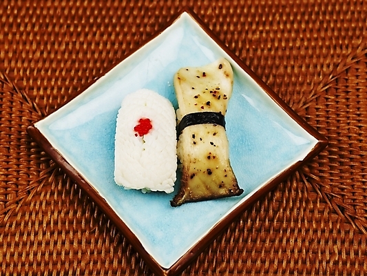 포토 JPG 스튜디오촬영 접시 음식 실내 근접촬영 사람없음 가로 하이앵글 버섯 초밥 오징어 버섯초밥 새송이버섯 오징어초밥 줄무늬오징어 일본음식 국내포토 식기 뷰포인트 연체동물 내부 수중동물 파일형식