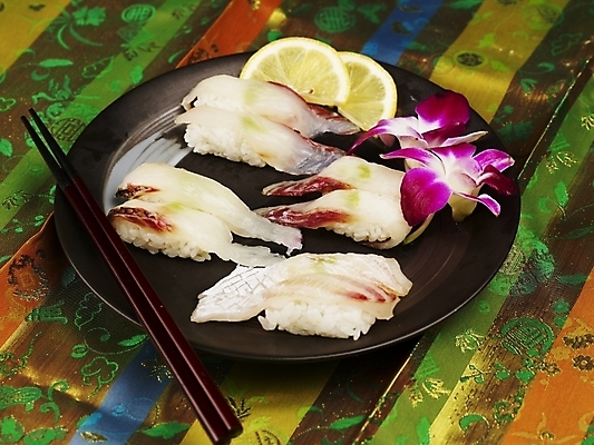 포토 JPG 스튜디오촬영 접시 꽃 음식 젓가락 실내 근접촬영 사람없음 장식 가로 하이앵글 노란색 초밥 레몬 도미 도미뱃살 도미초밥 일본음식 국내포토 식물 식기 뷰포인트 컬러 과일 수저 어류 내부 파일형식