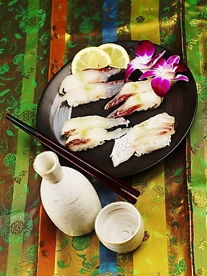 포토 JPG 스튜디오촬영 접시 꽃 음식 술잔 젓가락 술병 실내 근접촬영 사람없음 장식 세로 하이앵글 노란색 초밥 레몬 도미 도미뱃살 도미초밥 일본음식 국내포토 식물 식기 뷰포인트 컬러 과일 병_용기 잔 주류 수저 어류 내부 파일형식