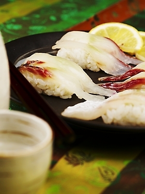 포토 JPG 스튜디오촬영 접시 음식 술잔 젓가락 실내 근접촬영 사람없음 세로 노란색 초밥 레몬 도미 도미뱃살 도미초밥 일본음식 국내포토 식기 뷰포인트 컬러 과일 잔 수저 어류 내부 파일형식