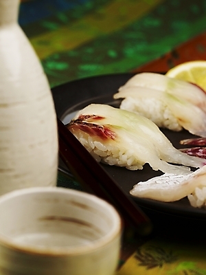 포토 JPG 스튜디오촬영 접시 음식 술잔 젓가락 술병 실내 근접촬영 사람없음 세로 노란색 초밥 레몬 도미 도미뱃살 도미초밥 일본음식 국내포토 식기 뷰포인트 컬러 과일 병_용기 잔 주류 수저 어류 내부 파일형식