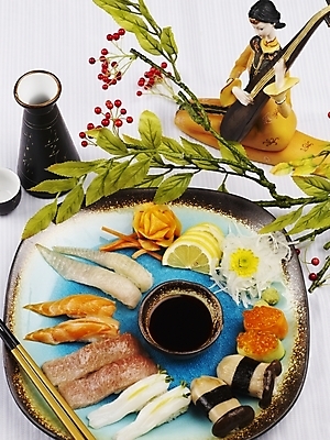 포토 JPG 스튜디오촬영 접시 꽃 음식 술잔 젓가락 술병 실내 근접촬영 사람없음 장식 세로 하이앵글 버섯 초밥 레몬 연어 모듬초밥 가맛살 광어 군함말이초밥 연어알 한치 일본음식 국내포토 식물 식기 뷰포인트 과일 병_용기 잔 주류 수저 어류 내부 알 오징어 모듬 파일형식