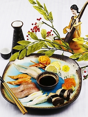 포토 JPG 스튜디오촬영 접시 꽃 음식 술잔 젓가락 술병 실내 근접촬영 사람없음 장식 세로 버섯 초밥 레몬 연어 모듬초밥 가맛살 광어 군함말이초밥 연어알 한치 일본음식 국내포토 식물 식기 뷰포인트 과일 병_용기 잔 주류 수저 어류 내부 알 오징어 모듬 파일형식