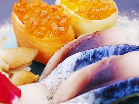 포토 JPG 스튜디오촬영 음식 실내 근접촬영 사람없음 가로 초밥 고등어 고등어초밥 군함말이초밥 연어알 일본음식 국내포토 뷰포인트 어류 내부 알 파일형식