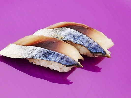 포토 JPG 스튜디오촬영 음식 실내 누끼 근접촬영 사람없음 가로 반사 보라색 초밥 고등어 고등어초밥 일본음식 국내포토 뷰포인트 컬러 어류 내부 파일형식