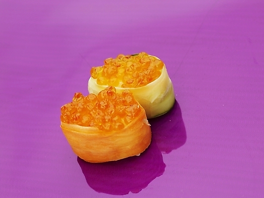 포토 JPG 스튜디오촬영 음식 실내 누끼 근접촬영 사람없음 가로 반사 보라색 주황색 초밥 군함말이초밥 연어알 일본음식 국내포토 뷰포인트 컬러 내부 알 파일형식