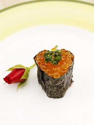 포토 JPG 스튜디오촬영 접시 꽃 음식 실내 누끼 근접촬영 사람없음 빨간색 세로 알초밥 군함말이초밥 연어알 일본음식 국내포토 식물 식기 뷰포인트 컬러 내부 알 초밥 파일형식