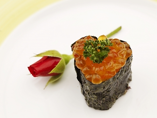 포토 JPG 스튜디오촬영 접시 꽃 음식 실내 누끼 근접촬영 사람없음 가로 빨간색 알초밥 군함말이초밥 연어알 일본음식 국내포토 식물 식기 뷰포인트 컬러 내부 알 초밥 파일형식