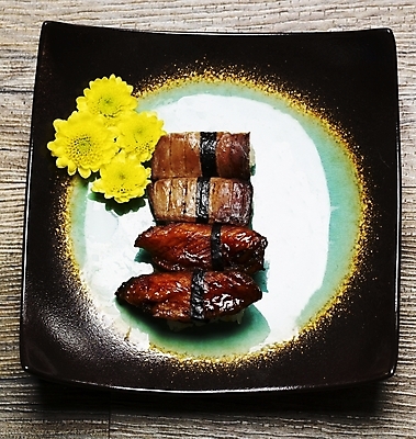 포토 JPG 스튜디오촬영 접시 꽃 음식 실내 누끼 사람없음 장식 세로 하이앵글 노란색 초밥 다다끼 아께미다다끼 장어초밥 일본음식 국내포토 식물 식기 뷰포인트 컬러 내부 파일형식