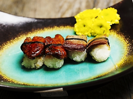 포토 JPG 스튜디오촬영 접시 꽃 음식 실내 근접촬영 사람없음 장식 가로 노란색 초밥 다다끼 아께미다다끼 장어초밥 일본음식 국내포토 식물 식기 뷰포인트 컬러 내부 파일형식