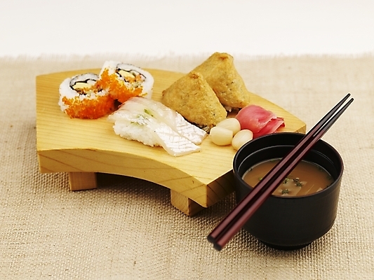 포토 JPG 스튜디오촬영 음식 젓가락 실내 근접촬영 사람없음 가로 초밥 모듬초밥 유부초밥 장국 도미뱃살 롤스시 캘리포니아롤 일본음식 국내포토 뷰포인트 수저 내부 국 모듬 파일형식