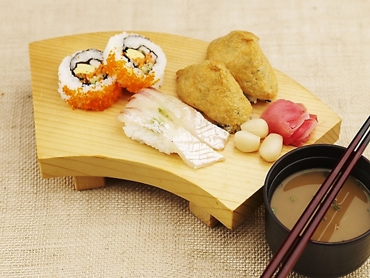 포토 JPG 스튜디오촬영 음식 젓가락 실내 근접촬영 사람없음 가로 하이앵글 초밥 모듬초밥 유부초밥 장국 도미뱃살 캘리포니아롤 일본음식 국내포토 뷰포인트 수저 내부 국 모듬 파일형식